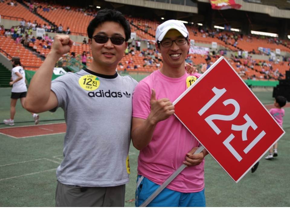 잠실 - 준비위원장과 진장.jpg : 제자 12진 주일 보고서 (# 체육대회의 영광을 주님께 돌립니다. 12진원들이 자랑스럽습니다.) 잠실 - 준비위원장과 진장.jpg : 제자 12진 주일 보고서 (# 체육대회의 영광을 주님께 돌립니다. 12진원들이 자랑스럽습니다.)