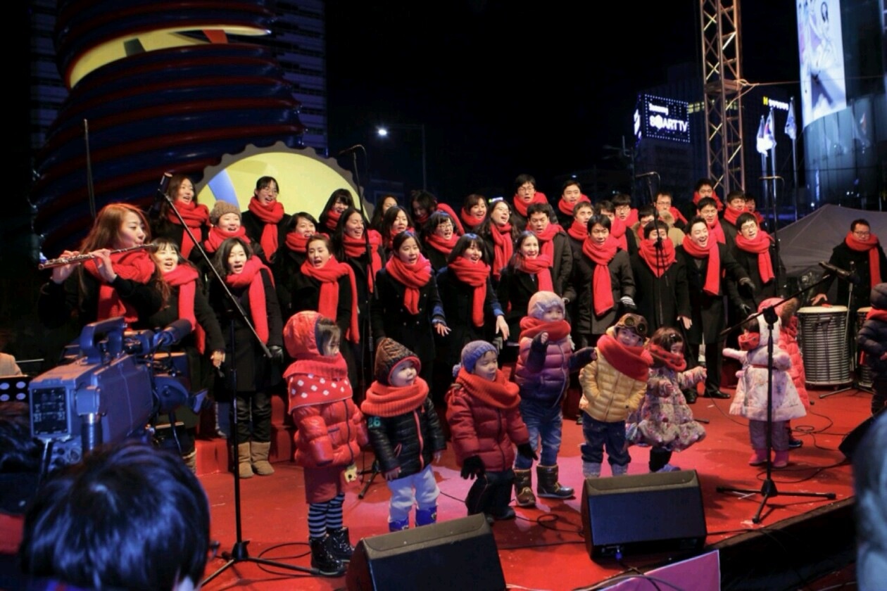 사진.JPG : [말씀, 기도, 사랑이 충만한 신혼 2진 보고서]  청계광장에서의 크리스마스