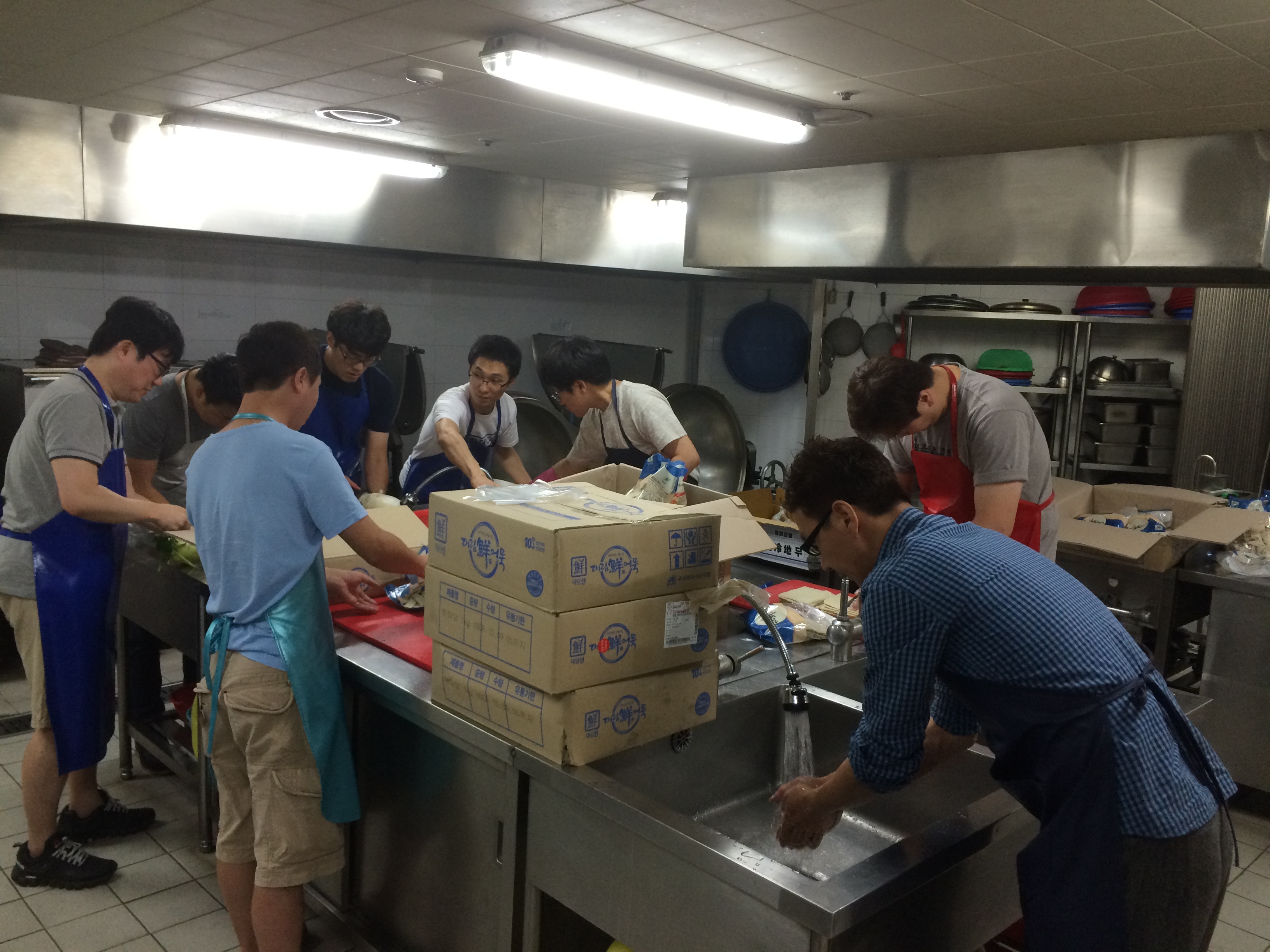 8월 식사봉사2.jpg : [함께 웃고 함께 우는 청장년22진] 제자훈련 시작(150830)