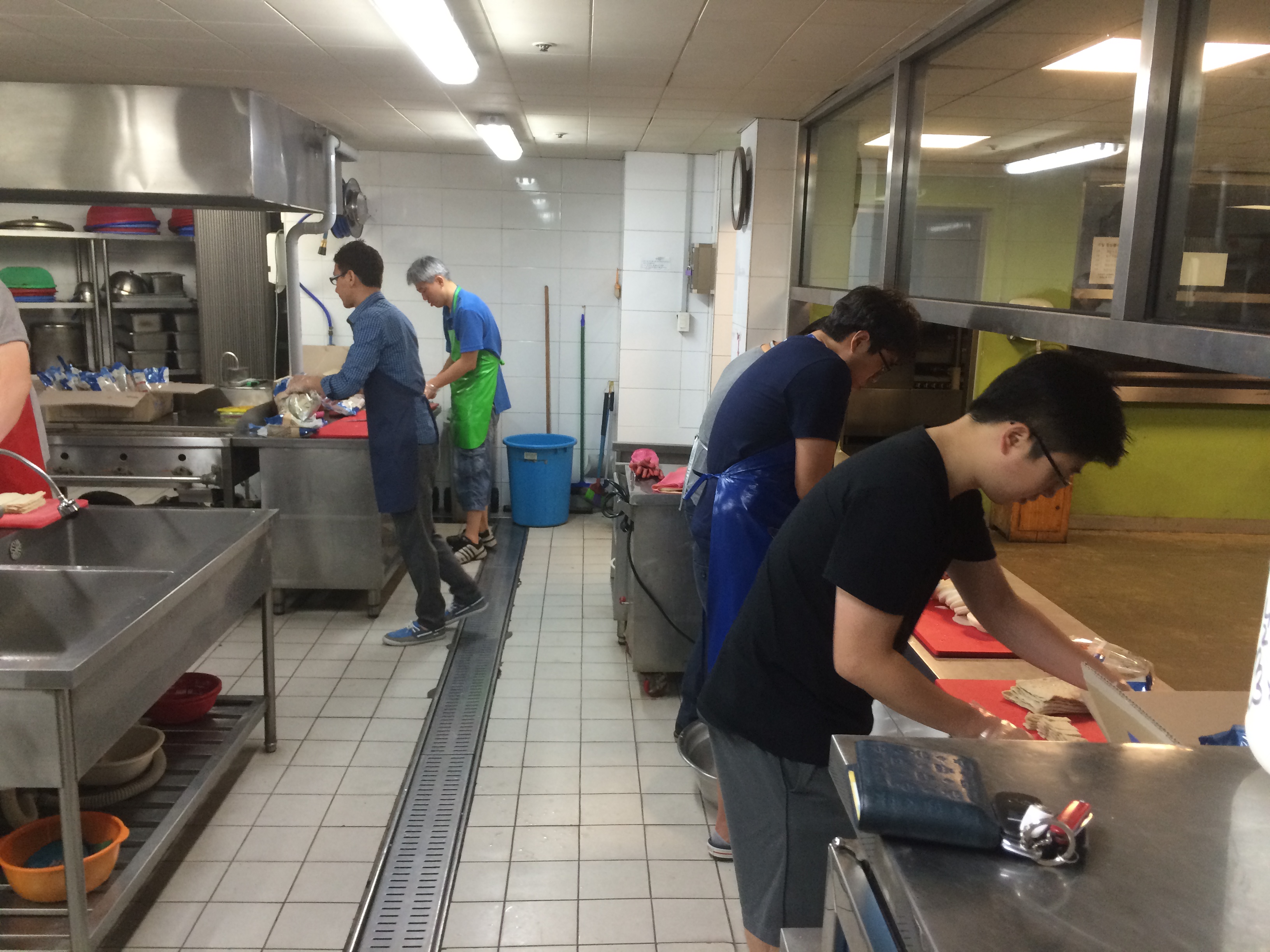 8월 식사봉사3.jpg : [함께 웃고 함께 우는 청장년22진] 제자훈련 시작(150830)