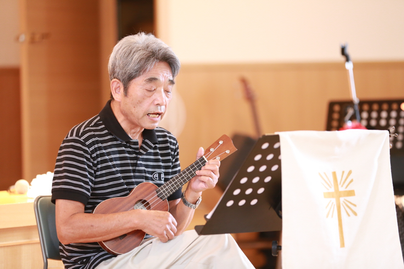 03 교회 원로분의 연주.JPG