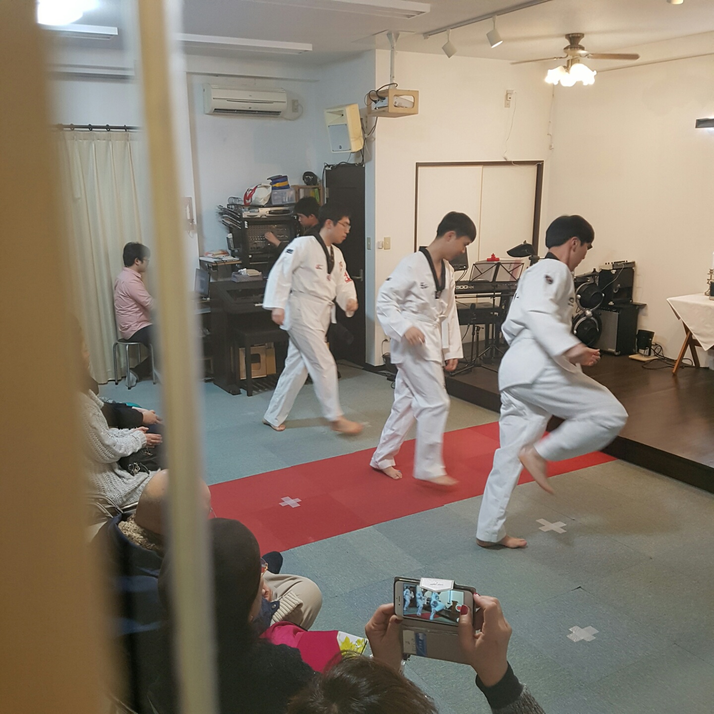 태권무 공연.jpeg