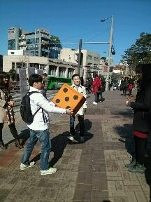 1362464721568_resized.jpg : ［2013 캠퍼스전도&예람제］3/3 5진 홍대 주일캠전현장