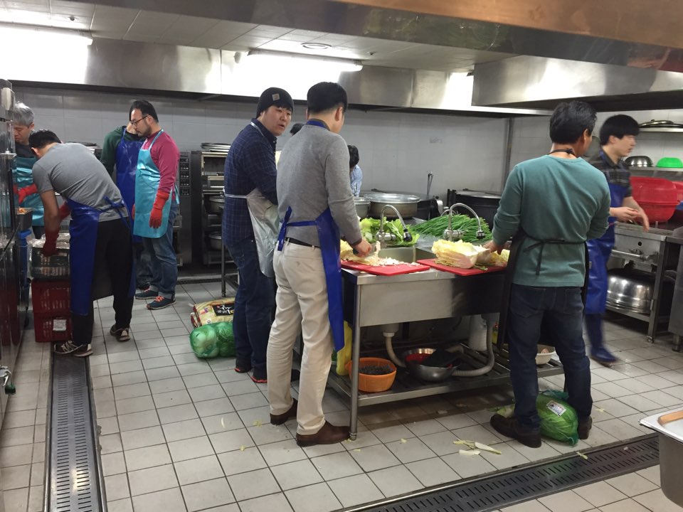 식당봉사1.jpg : [함께 웃고 함께 우는 청장년2진]청장년진 등록의날이 계속됩니다(150329)