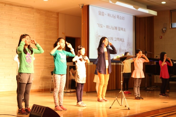 율동팀2.JPG : [말씀 먹고 기도하여 열매맺는 초등부] 140427 주일보고서