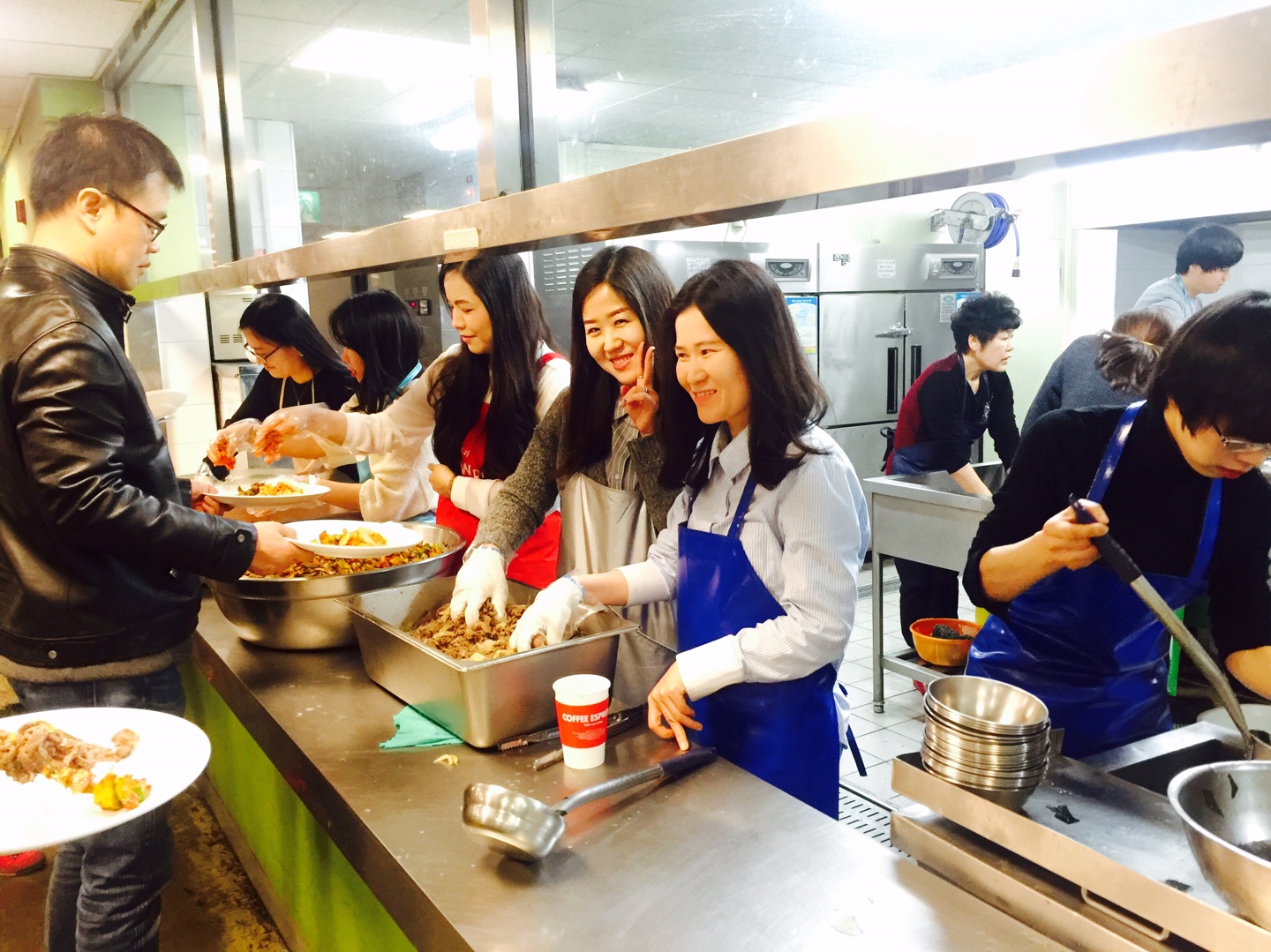 배식.jpg : 봄바람 신바람 춤바람난 [관대한 15진] 주일 풍경