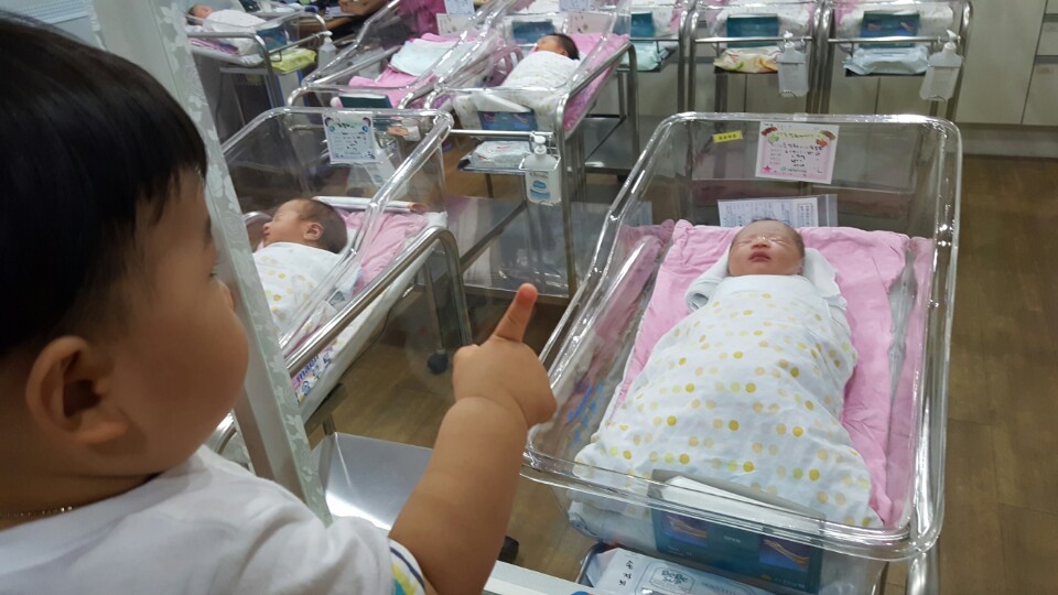 160623 엄상호 손정희 부부 딸 은별이 아기.jpg