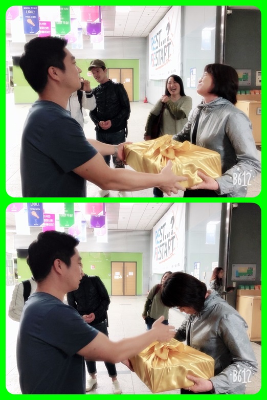선물전달.jpg