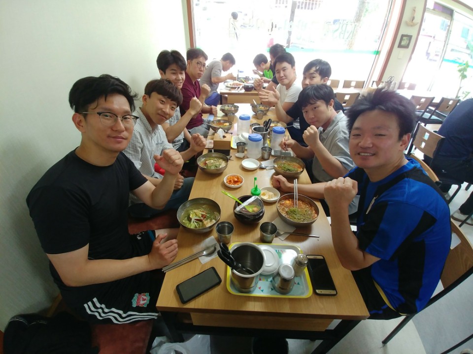 체육대회 180930 축구식사1.jpg