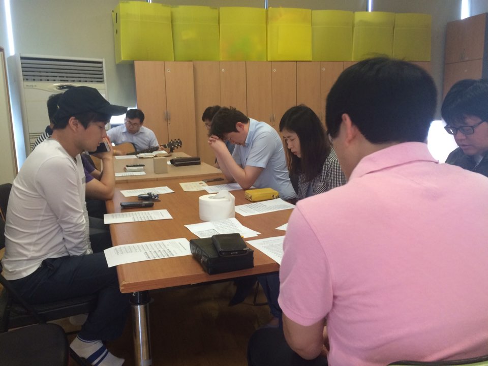 썸데이 기도회.jpg : [기쁨의 청장년1진] 당신은 누구의 빚진 자입니까? (160522)