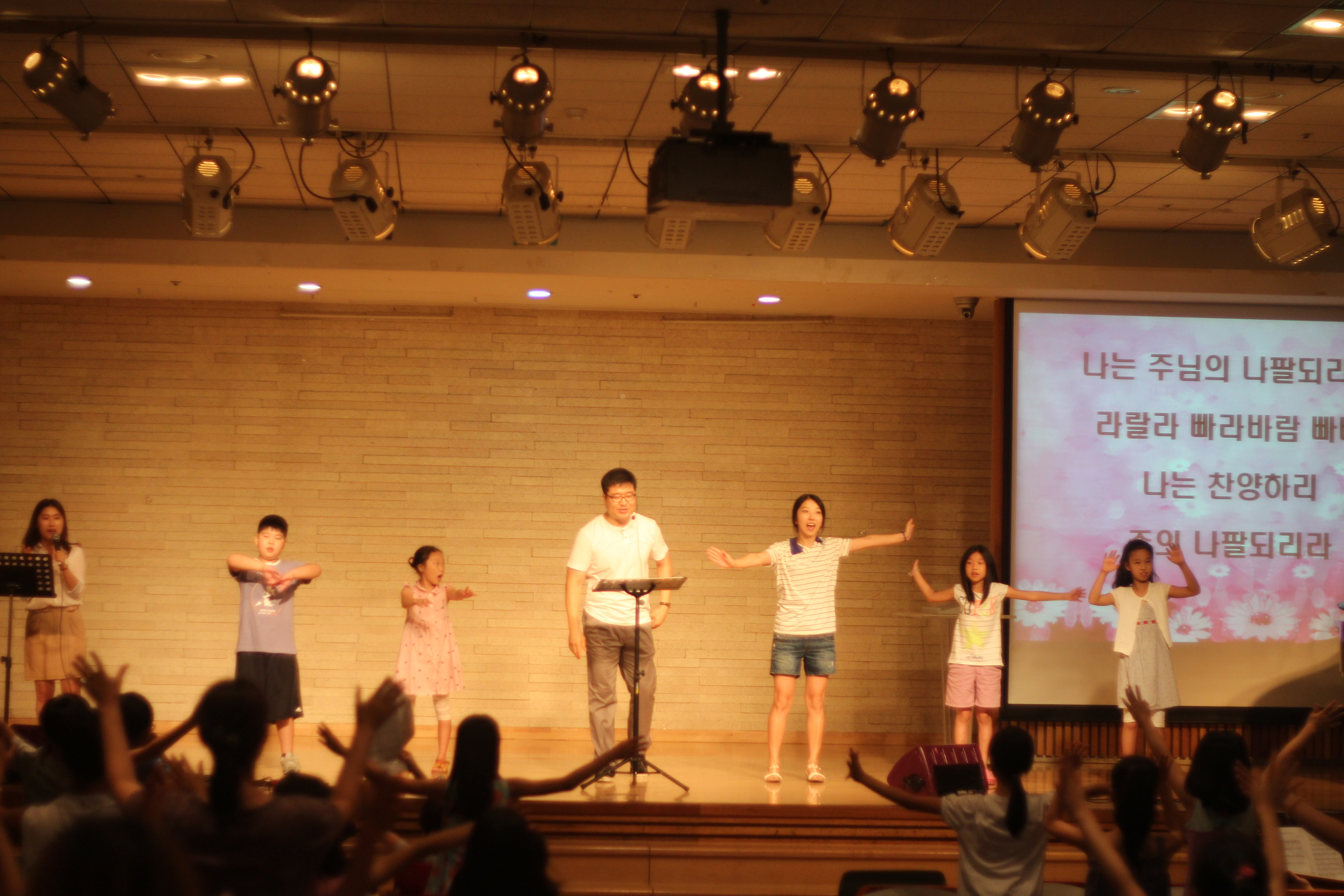 140824 찬양.jpg : [말씀먹고 기도하여 열매맺는 초등부] 140824 주일보고서