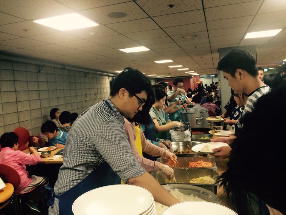 배식_2.jpg : 필그린 7진_2015년 6월14일 주일보고서