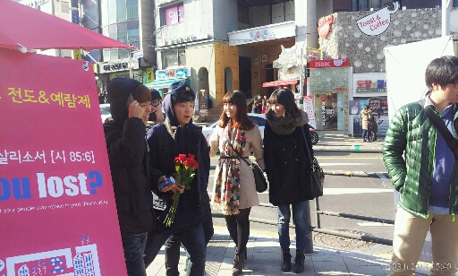 C360_2013-03-03-15-40-53_resized3.jpg : ［2013 캠퍼스전도&예람제］3/3 5진 홍대 주일캠전현장